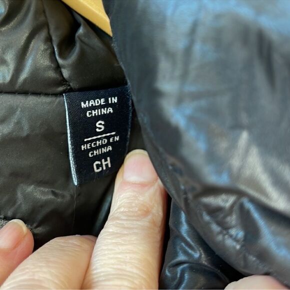 Tommy Hilfiger Soft Shell Fashion Bomber with Contrast Bib and Hood - Picture 6 of 13